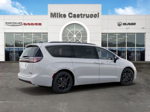 New 2026 Chrysler Pacifica Limited w/ S Appearance Package AWD/4WD image 5