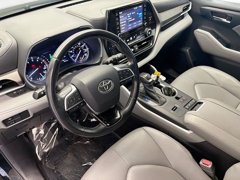 Used 2020 Toyota Highlander XLE FWD image 7