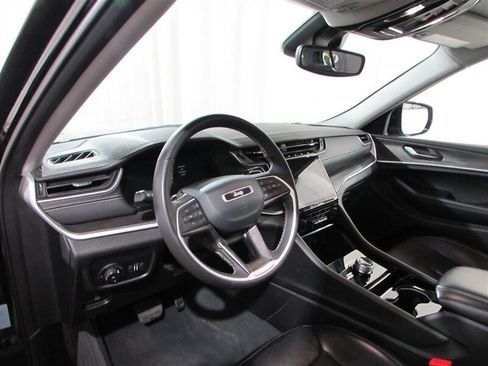Used 2023 Jeep Grand Cherokee Limited AWD/4WD image 19