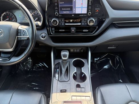 Used 2022 Toyota Highlander XSE image 11