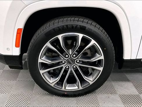 Used 2024 Jeep Grand Wagoneer Series III w/ Rear-Seat Entertainment Group AWD/4WD image 10