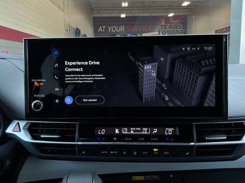Used 2025 Toyota Sienna XLE FWD image 33