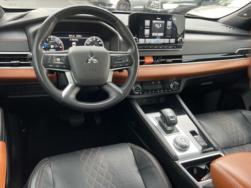 Used 2023 Mitsubishi Outlander AWD image 28