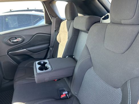 Used 2019 Jeep Cherokee Latitude w/ Cold Weather Group image 22