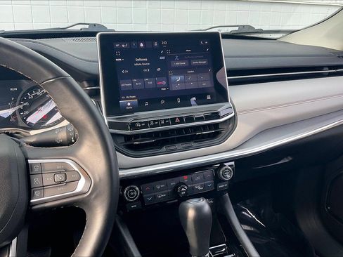 Used 2022 Jeep Compass Limited image 7