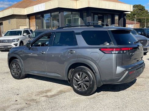 Used 2024 Nissan Pathfinder SV image 3