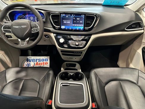 Used 2024 Chrysler Pacifica Touring-L FWD image 28