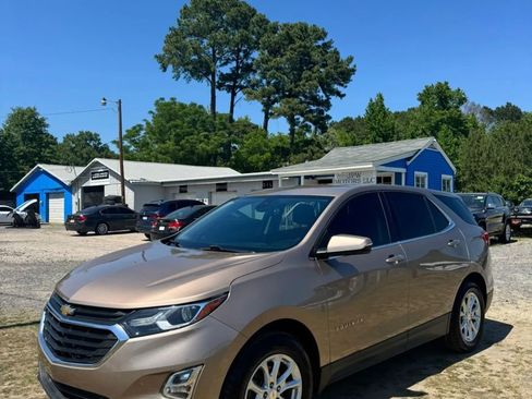 Used 2019 Chevrolet Equinox LT w/ Driver Convenience Package FWD image 4