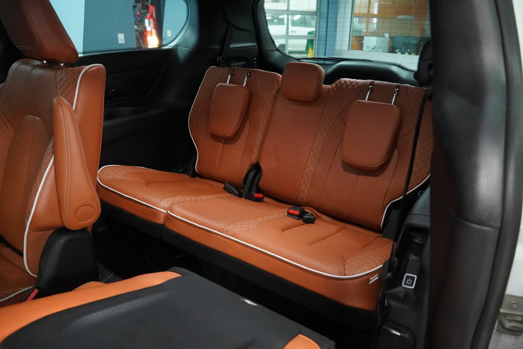 Used 2025 Chrysler Pacifica Pinnacle AWD/4WD image 22
