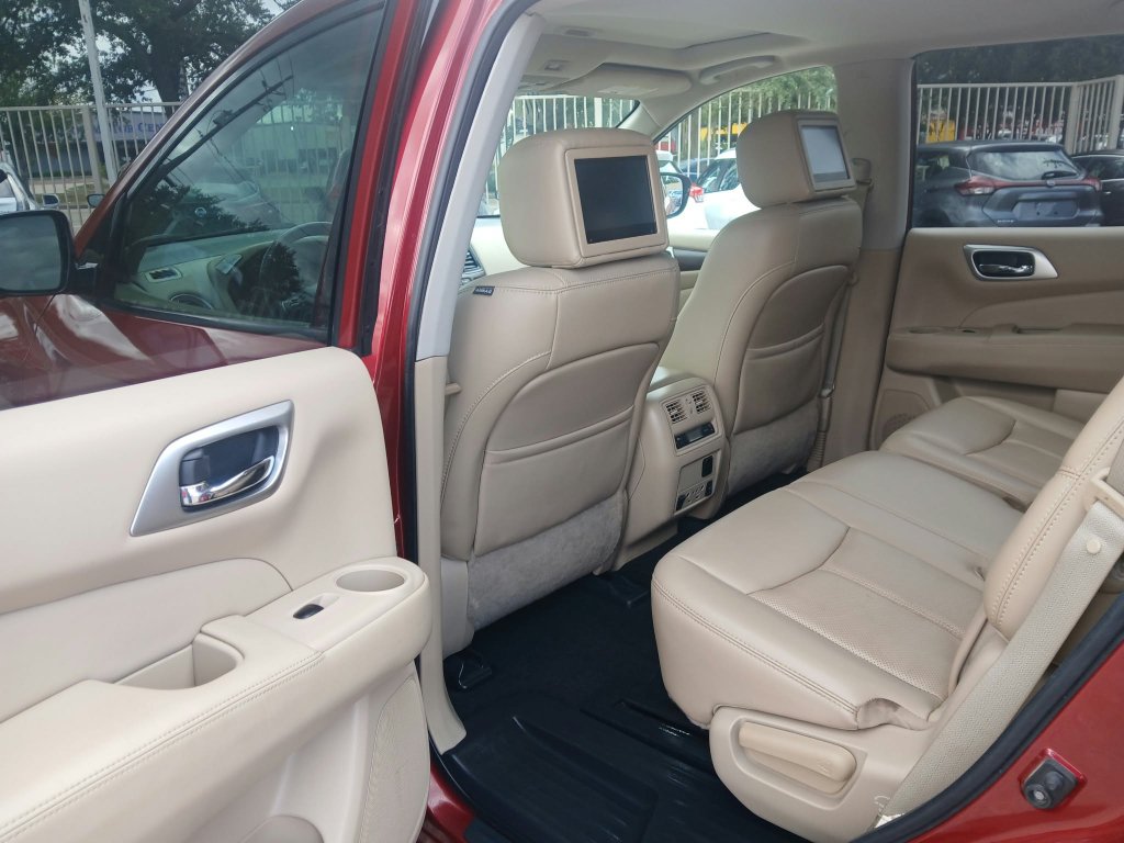 Used 2017 Nissan Pathfinder Platinum w/ Family Entertainment Package FWD image 11