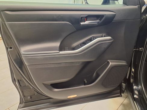 Used 2023 Toyota Highlander XLE image 28