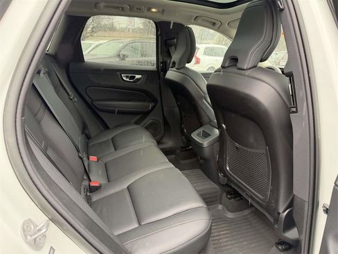 Used 2023 Volvo XC60 B5 Plus image 13