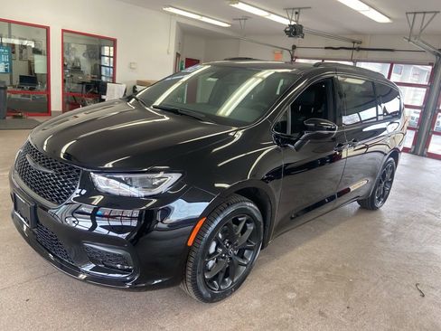 New 2026 Chrysler Pacifica Select image 3