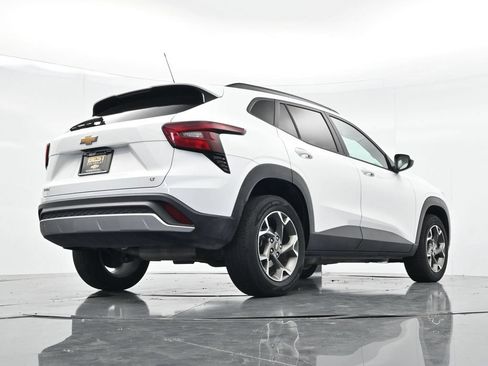 Used 2025 Chevrolet Trax LT FWD image 31