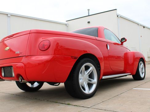 Used 2004 Chevrolet SSR w/ Preferred Equipment Group RWD image 37