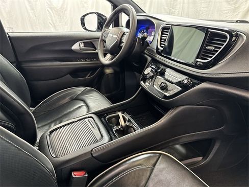 Used 2025 Chrysler Pacifica Limited image 30