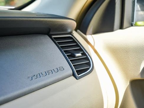 Used 2013 Ford Taurus SE image 25