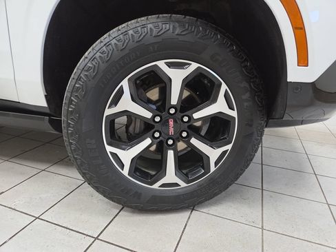 Used 2025 GMC Yukon XL AT4 w/ AT4 Premium Package AWD/4WD image 8