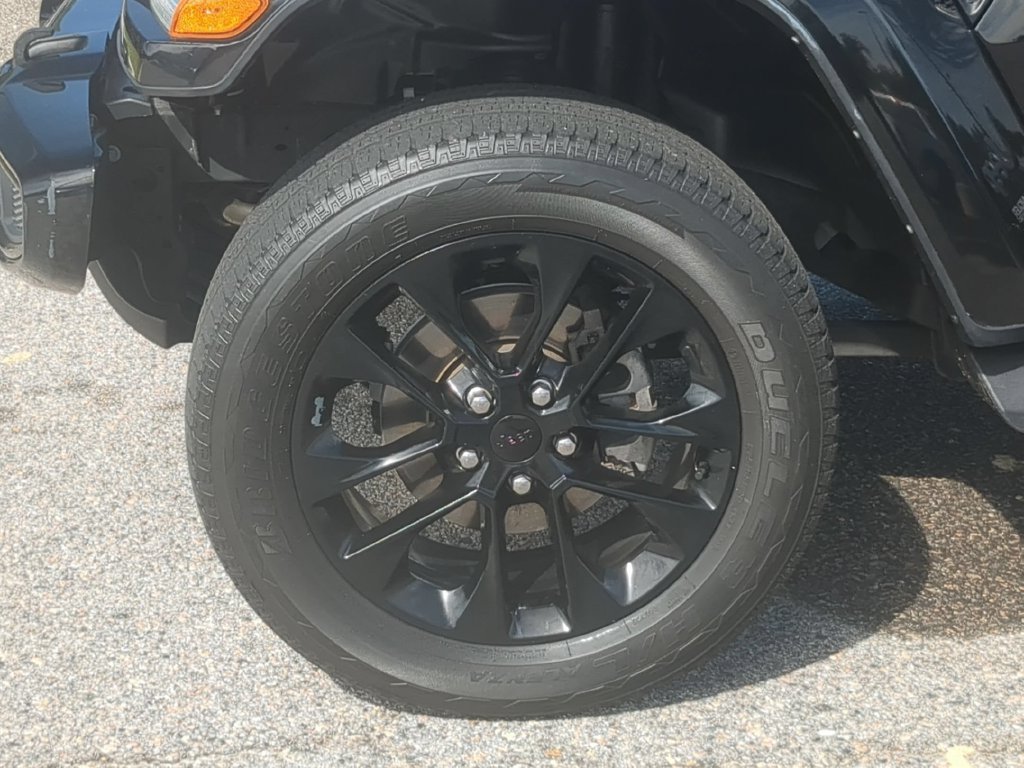 Used 2022 Jeep Wrangler Unlimited Sahara AWD/4WD image 9