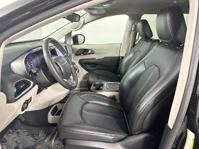 Used 2024 Chrysler Pacifica Touring-L FWD image 18