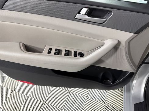 Used 2015 Hyundai Sonata SE w/ Option Group 09 FWD image 8
