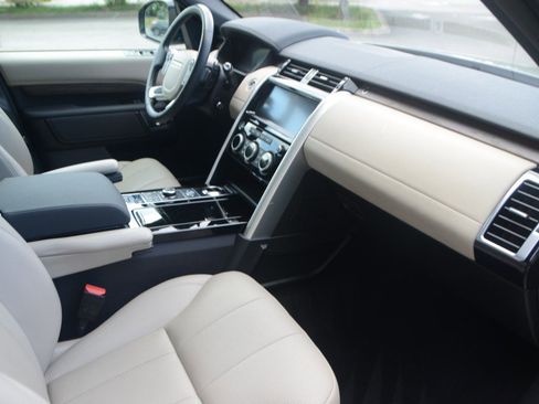 Used 2018 Land Rover Discovery HSE AWD/4WD image 4