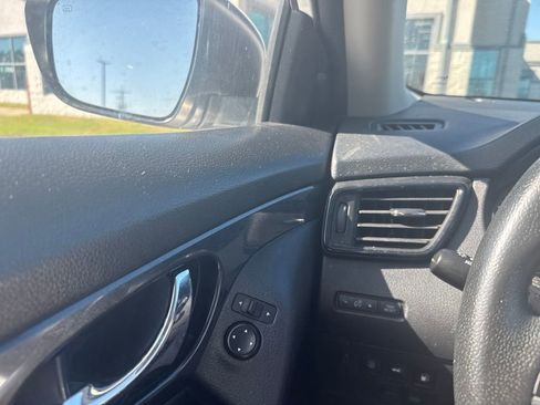 Used 2019 Nissan Rogue SV FWD image 13