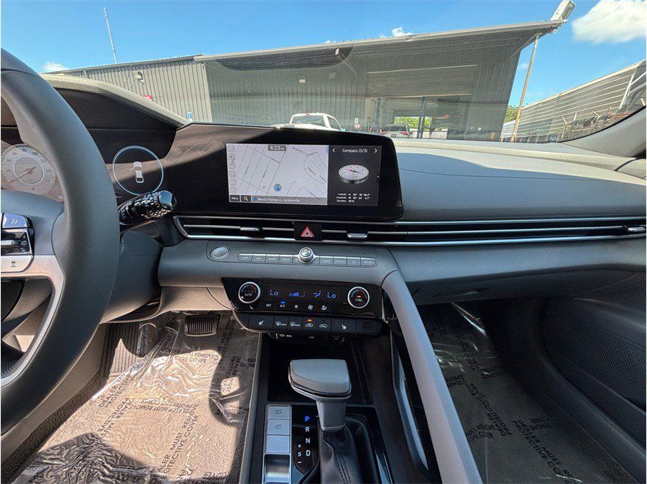 Used 2023 Hyundai Elantra SEL w/ Convenience Package FWD image 11