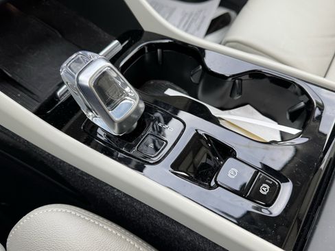 Used 2023 Volvo XC40 B5 Plus image 11