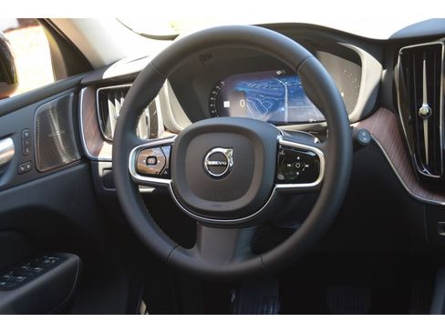 Used 2023 Volvo XC60 B5 Plus w/ Climate Package AWD/4WD image 16