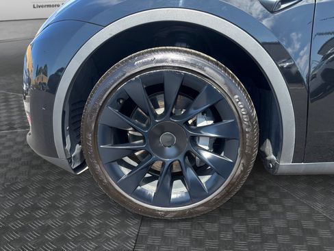 Used 2023 Tesla Model Y Long Range AWD/4WD image 9