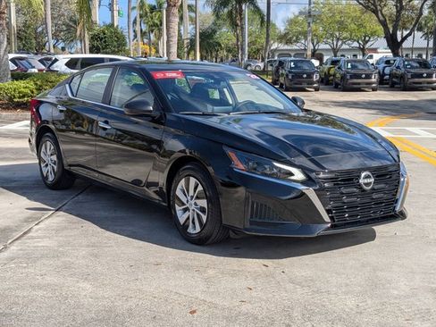 Certified 2025 Nissan Altima 2.5 S image 3