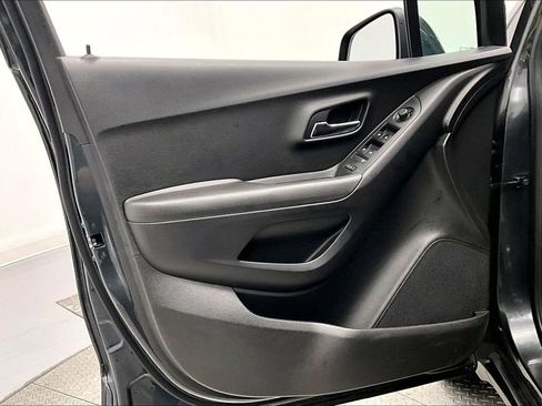 Used 2018 Chevrolet Trax LT w/ LT Convenience Package image 18