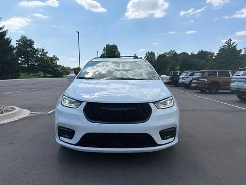 Used 2022 Chrysler Pacifica Touring-L w/ Uconnect Theater Family Group AWD/4WD image 9