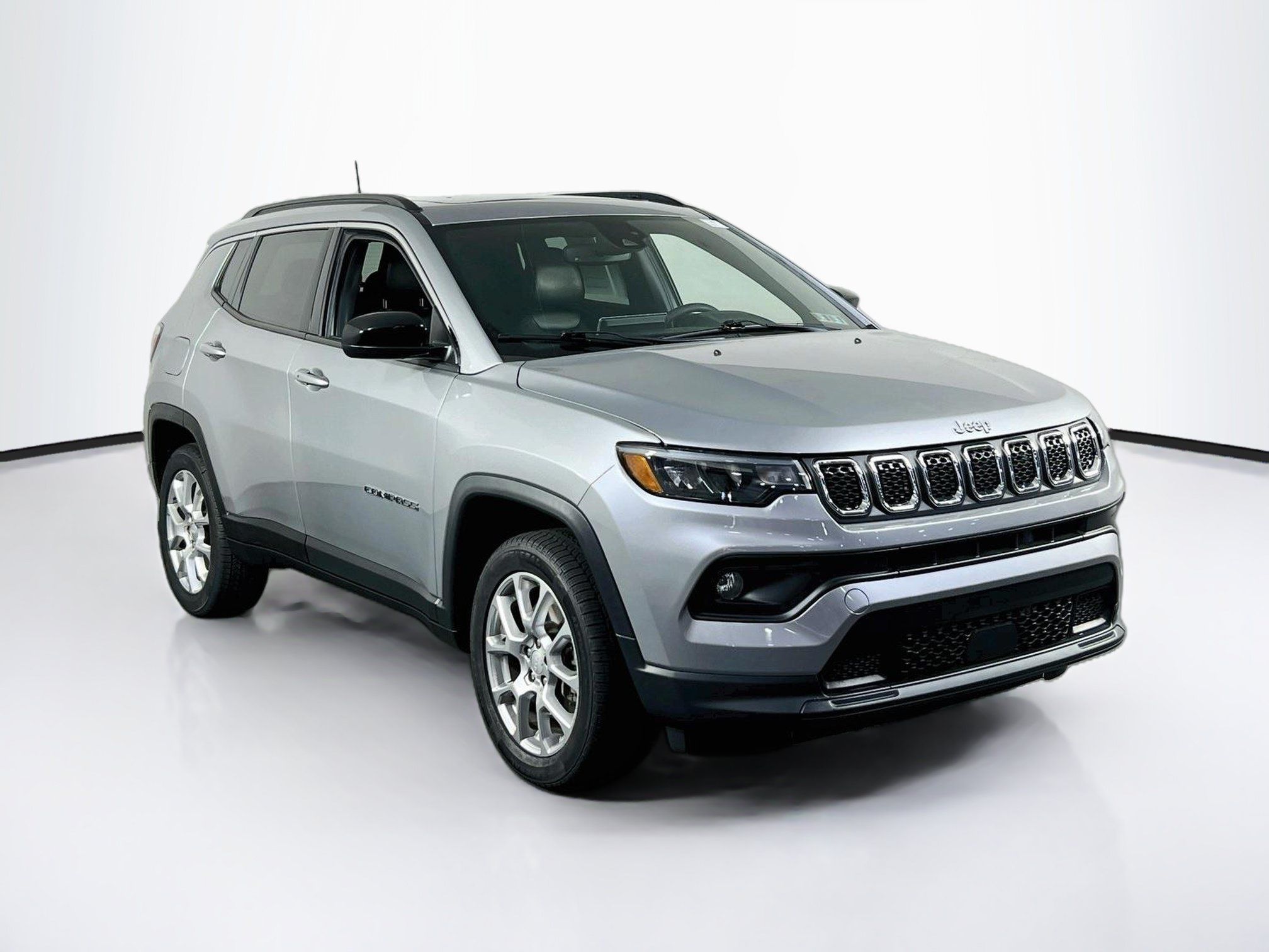 Used 2024 Jeep Compass Latitude w/ Sun and Sound Group AWD/4WD image 3