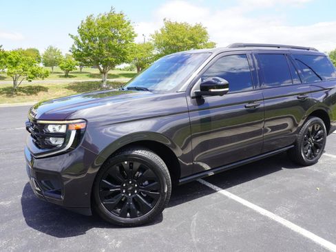 Used 2025 Ford Expedition Platinum w/ Stealth Appearance Package AWD/4WD image 8