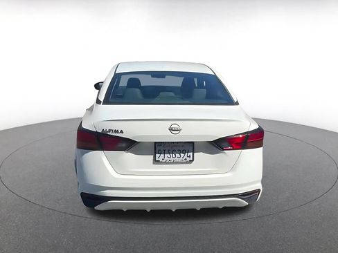Used 2025 Nissan Altima 2.5 SV FWD image 12