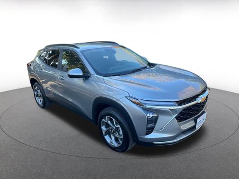 Used 2025 Chevrolet Trax LT image 1