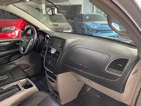 Used 2014 Chrysler Town & Country Touring image 33