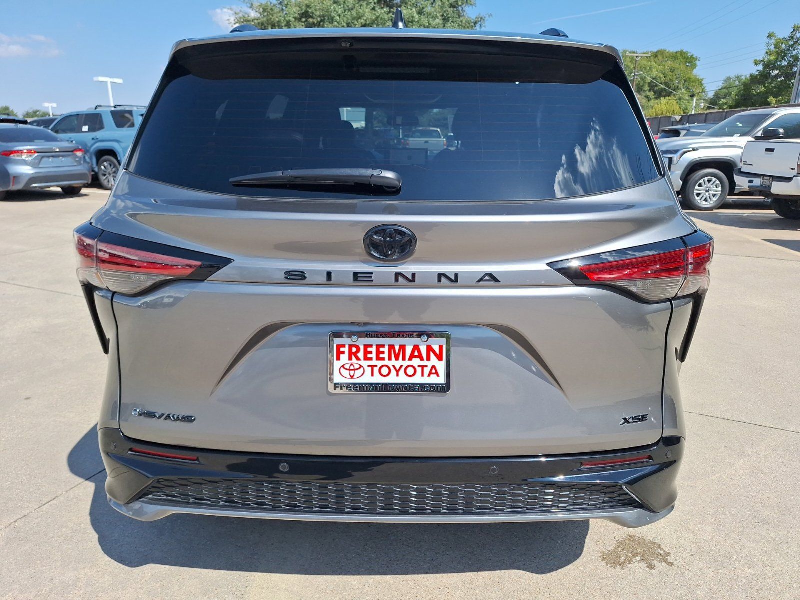 Used 2026 Toyota Sienna XSE AWD/4WD image 5