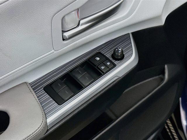 Used 2025 Toyota Sienna XLE w/ XLE Plus Package AWD/4WD image 18