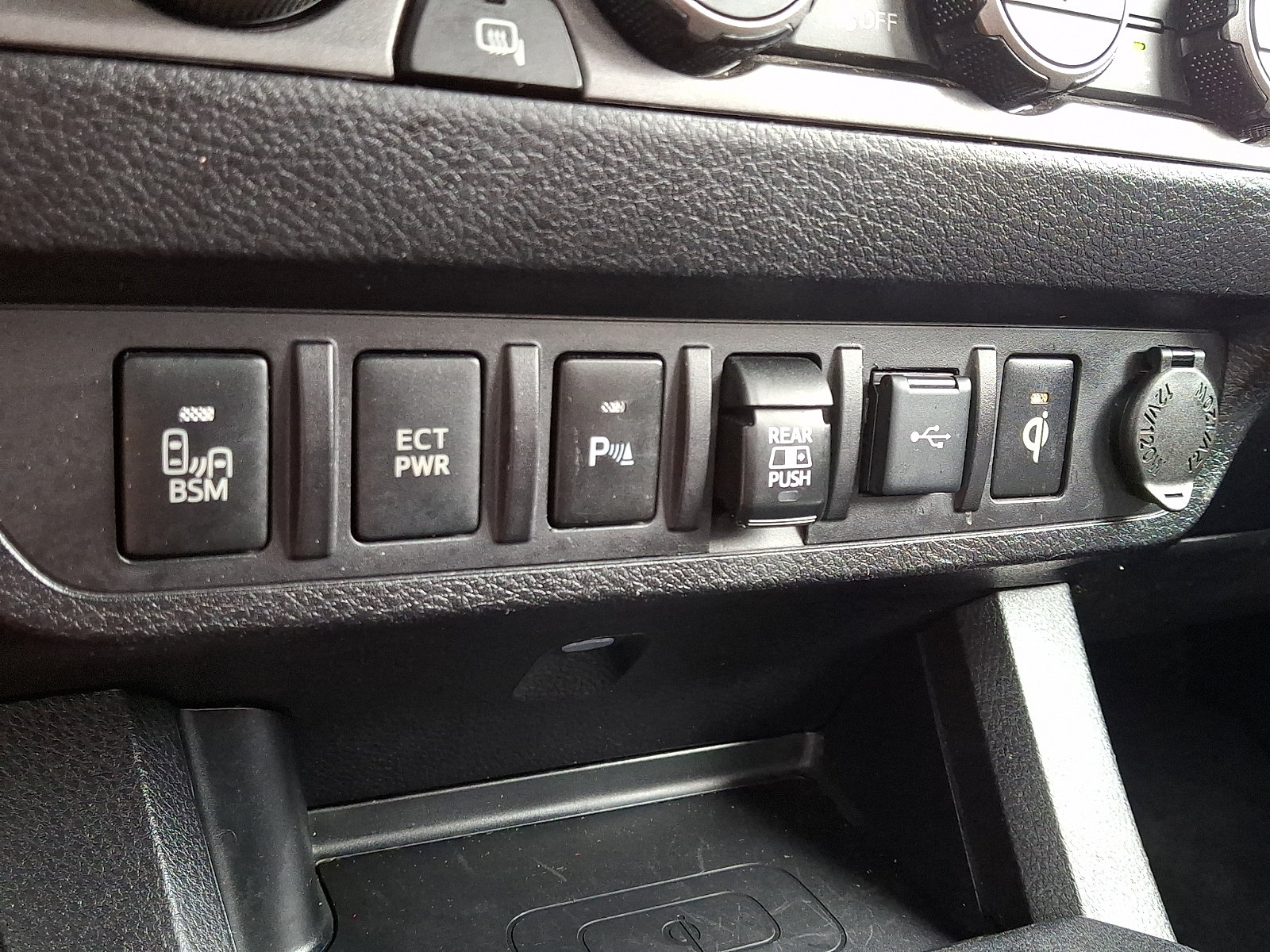 Used 2022 Toyota Tacoma TRD Off-Road w/ Technology Package AWD/4WD image 23