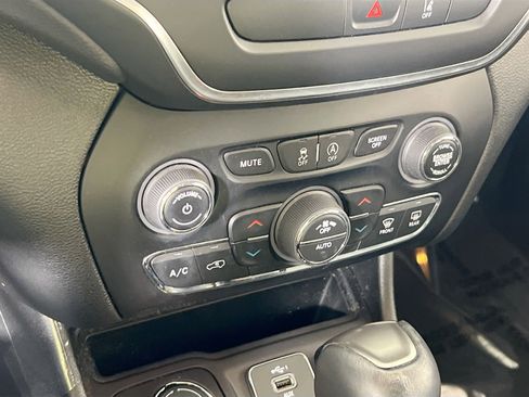 Used 2022 Jeep Cherokee Latitude Lux w/ Mopar Interior Package AWD/4WD image 15