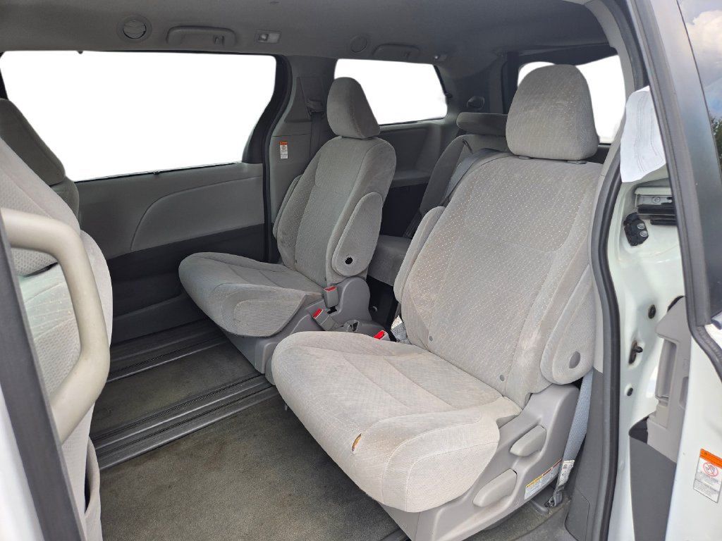 Used 2018 Toyota Sienna LE FWD image 16