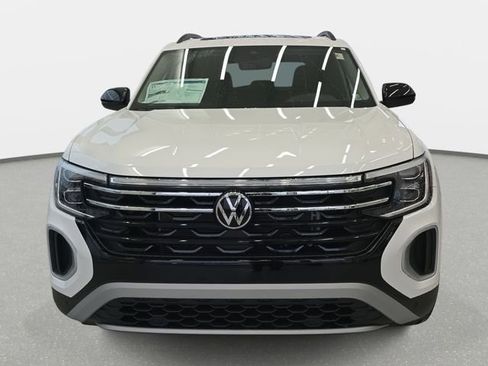 New 2026 Volkswagen Atlas Peak Edition image 2