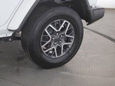 Used 2025 Jeep Wrangler Unlimited Sahara AWD/4WD image 14