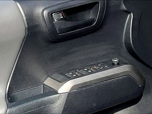 Used 2018 Toyota Tacoma SR5 AWD/4WD image 27