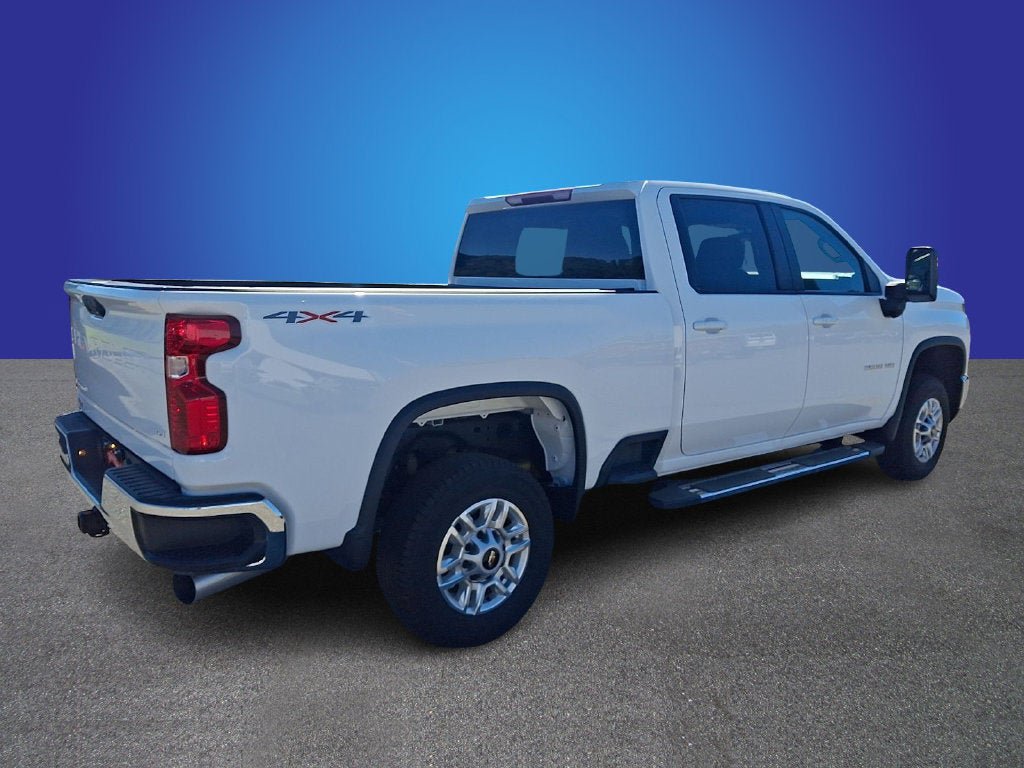 Used 2025 Chevrolet Silverado 2500 LT w/ Convenience Package AWD/4WD image 4