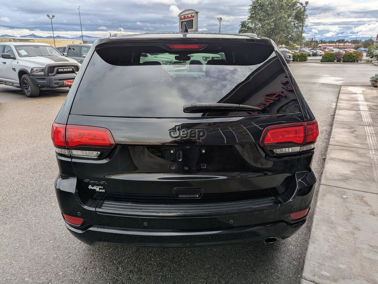 Used 2017 Jeep Grand Cherokee Altitude AWD/4WD image 4