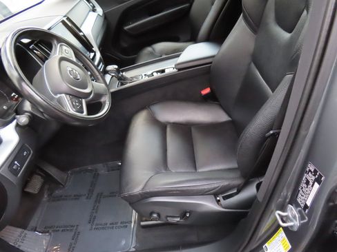 Used 2019 Volvo XC60 T6 Momentum w/ Premium Package image 9